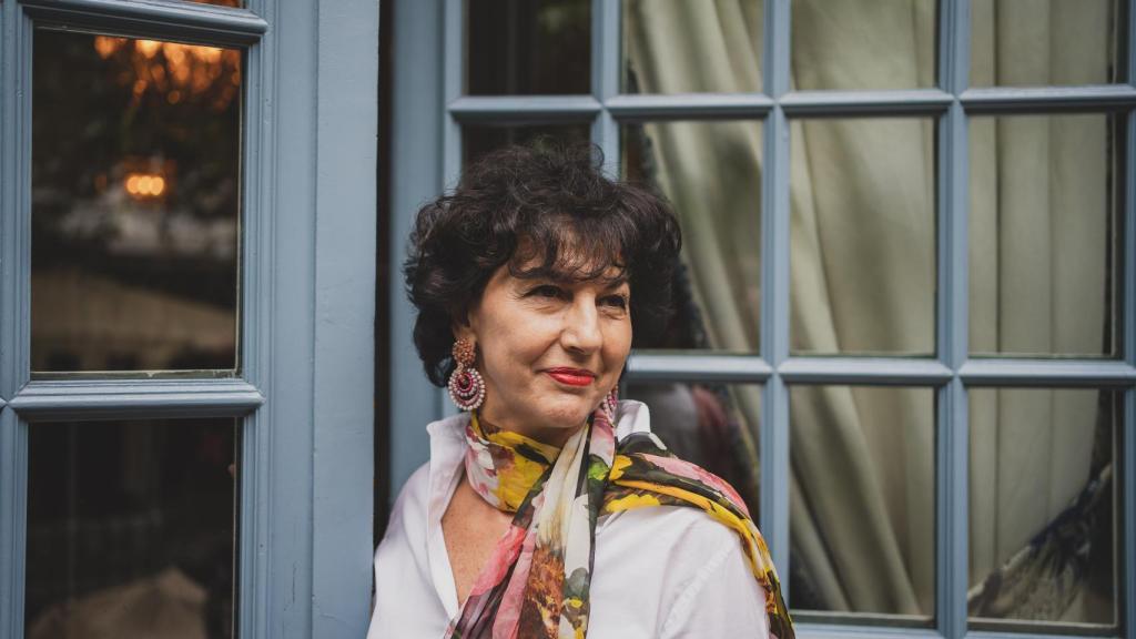 Primer plano de esta emprendedora, la mejor modelo para los pendientes que vende en España.