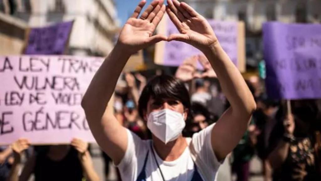 Un grupo de personas participa en una manifestación por el 8M en Madrid