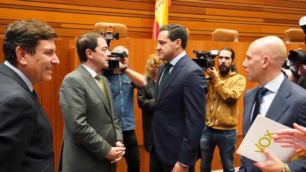 El presidente de la Junta de Castilla y León Alfonso Fernández Mañueco junto al portavoz popular Raúl de la Hoz; el consejero de Economía Carlos Fernández Garrido y el portavoz de Vox Carlos Menéndez en el Pleno de Presupuestos