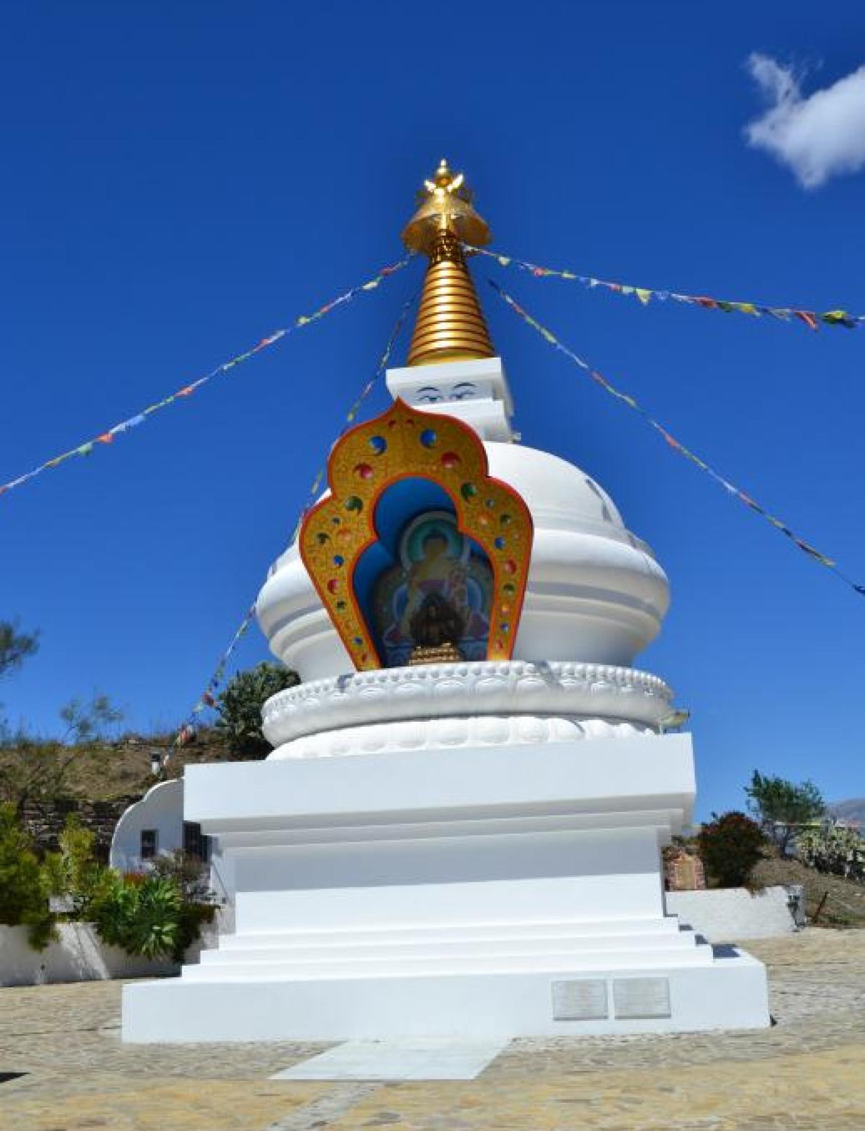 El municipio de Vélez-Málaga cuenta con una estupa, construida de acuerdo con criterios profundamente simbólicos.