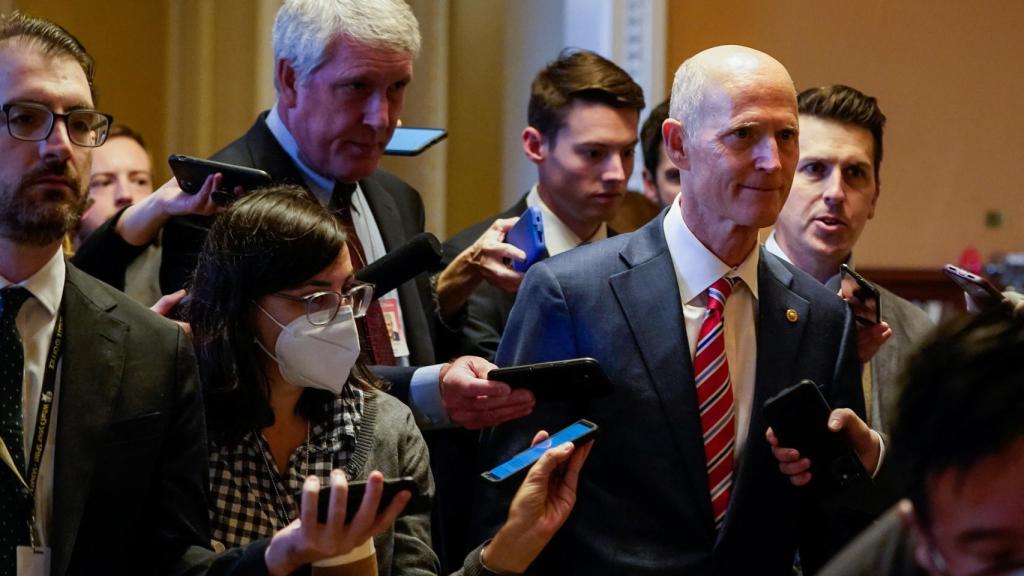 El Senador estadounidense Rick Scott (R-FL) llega cuando los republicanos del Senado se reúnen para las elecciones de liderazgo en el Capitolio de los Estados Unidos en Washington, Estados Unidos, el 16 de noviembre de 2022.