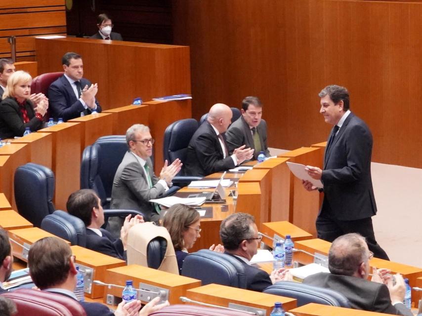 El portavoz de la Junta, Carlos Fernández Carriedo, regresa a la tribuna tras presentar los presupuestos en las Cortes, este jueves.