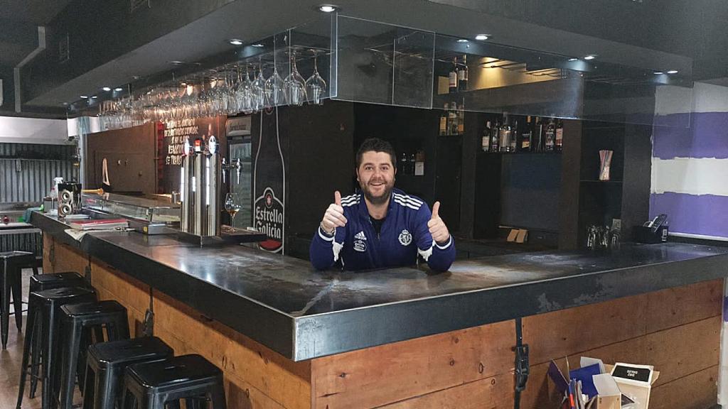 Álvaro, preparando el bar ante la inauguración