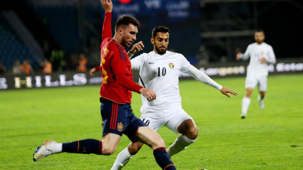 Laporte despeja un balón durante el partido.