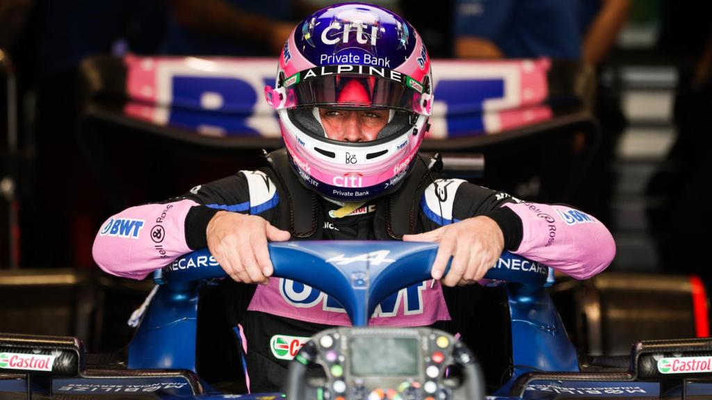 Fernando Alonso saliendo de su A522 en el Gran Premio de Brasil