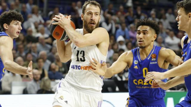 Sergio Rodríguez protege el balón.