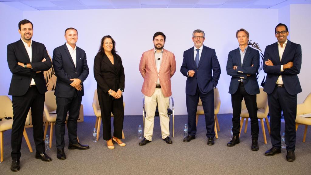 De izda. a dcha. Javier Marín, director comercial, clientes y fidelicación de Renfe; Carlos Martínez, CEO de Consultia Business Travel;  Marivi Martín, finance director de Medline Europe; Arturo Criado, subdirector de EL ESPAÑOL-Invertia; Juan Manuel Baixauli, COO & Founder de Consultia Business Travel; Marce Fons, director general de Gebta y Sajiv Harjani, head of sales de Amadeus Cytric Solutions