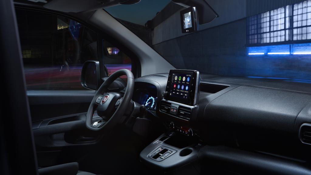 El Fiat E-Doblò cuenta con una pantalla multimedia de ocho pulgadas.