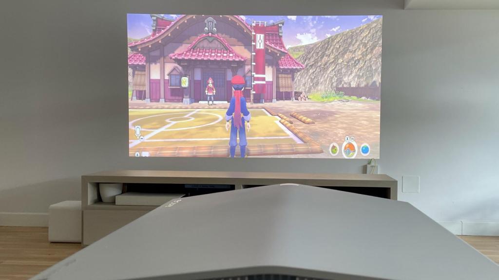 El proyector Sony XW7000 con un juego de Nintendo Switch.