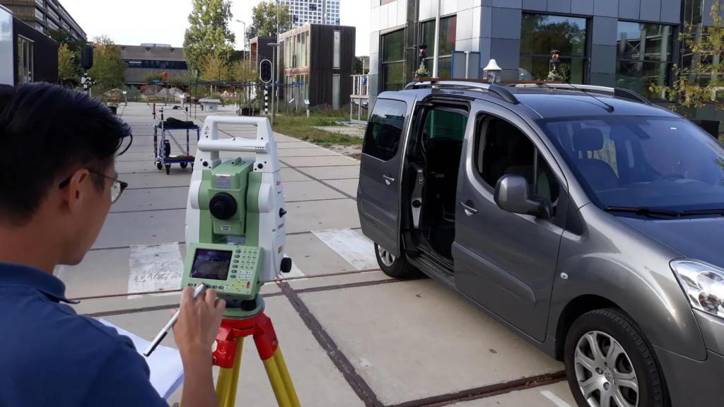 Uno de los investigadores del SuperGPS tomando medidas en un entorno urbano