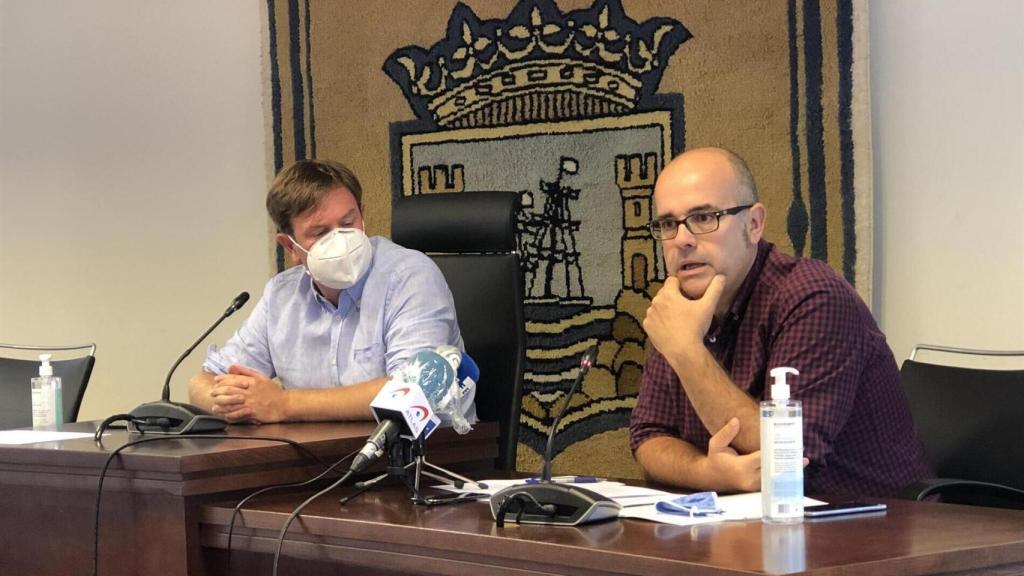 El alcalde de Sada, Benito Portela, junto al representante del ayuntamiento en la comisión de expertos del Pazo de Meirás, Francisco Montouto.