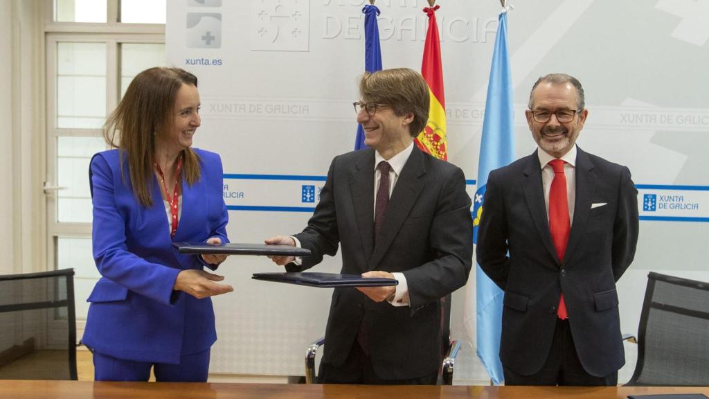 El conselleiro de Hacenda y Administración Pública, Miguel Corgos, y la directora territorial del Banco Santander en Galicia, Rocío Pazos.