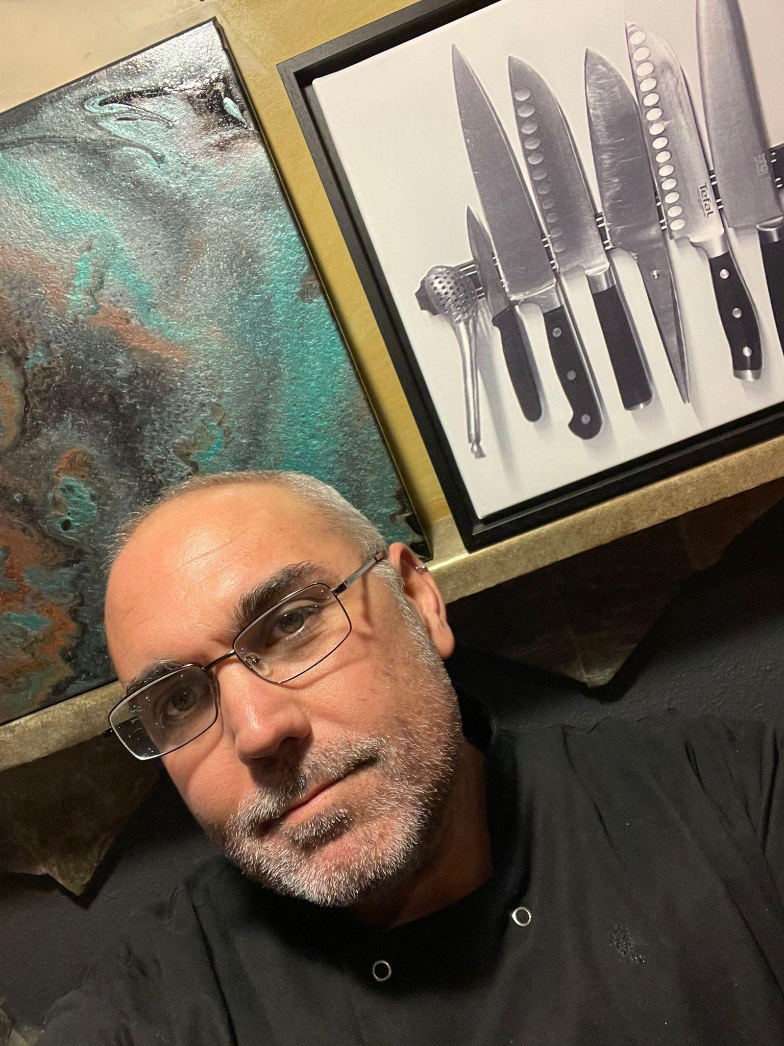 Diego Fernández Puga en el interior del local