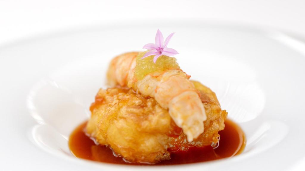 Merluza de anzuelo a la madrileña y cigala con mucho morro y emulsión de ajos asados de Chinchón y caviar cítrico