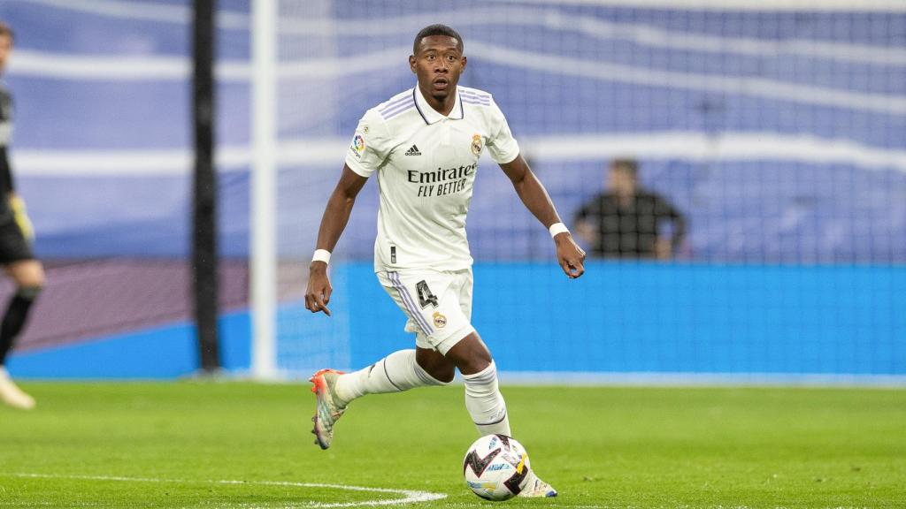 David Alaba controlando un balón.