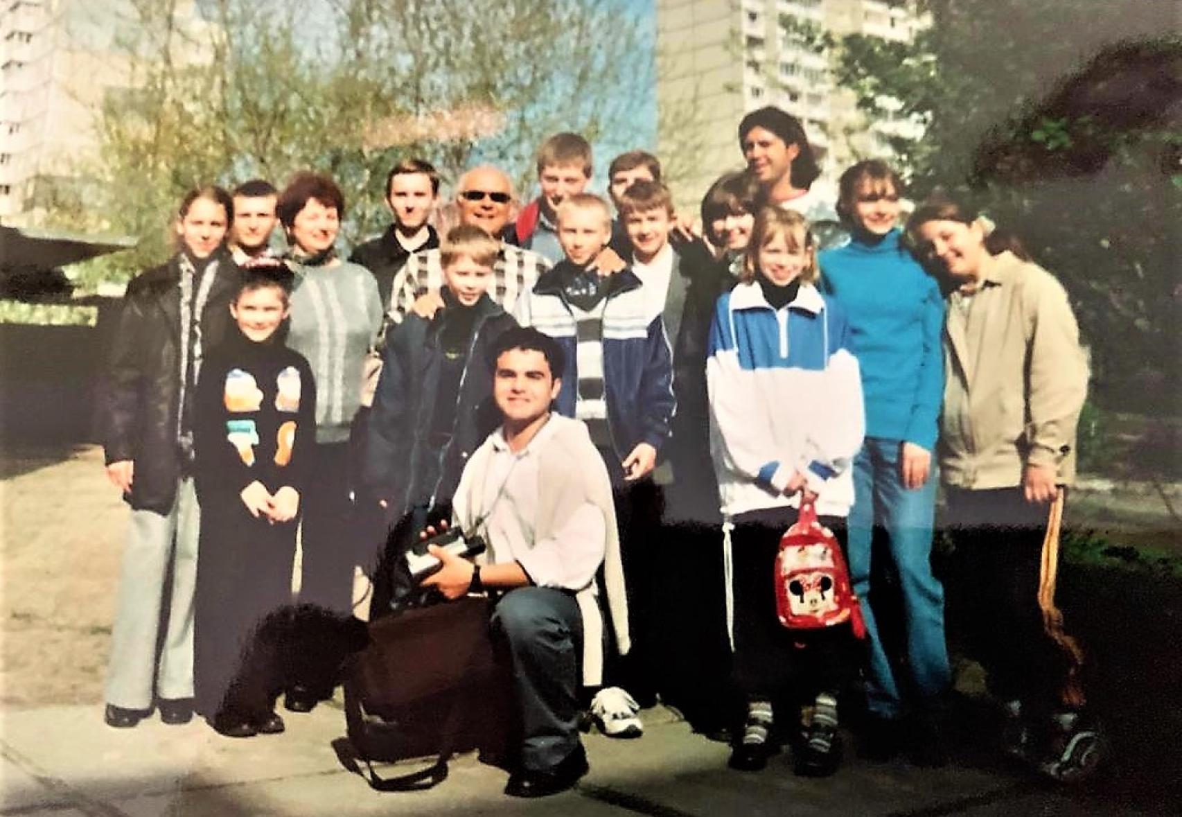 Juan de Dios Martín, al fondo, el más alto y con pelo largo, con niños de acogida ucranianos, en 2000 en Kiev.