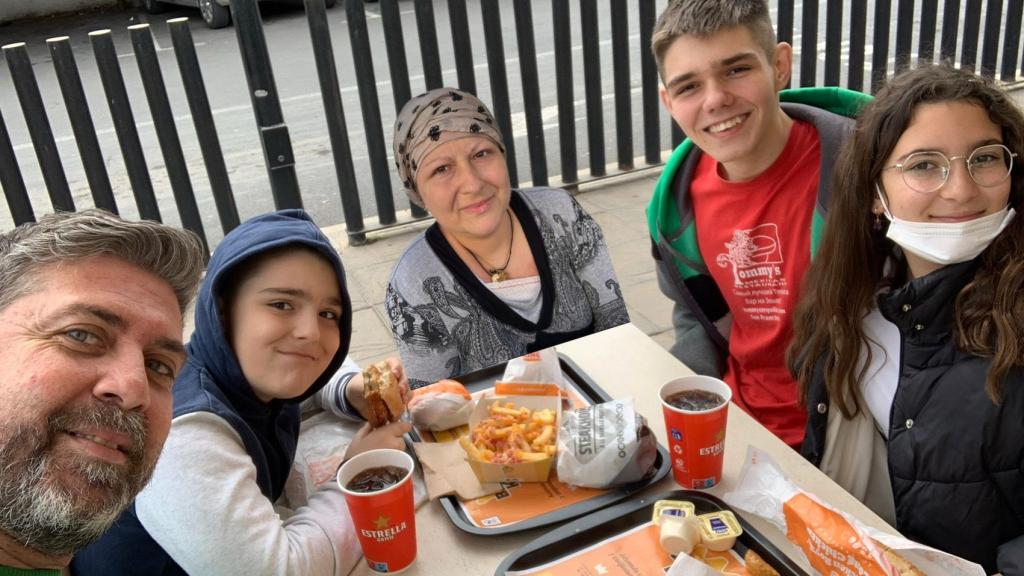 Juan de Dios Martín, a la izquierda, con la refugiada ucraniana Ganna Khodus, sus hijos Vadym (el mayor) y Zahar, y la anterior hija adoptiva de él, Estela.