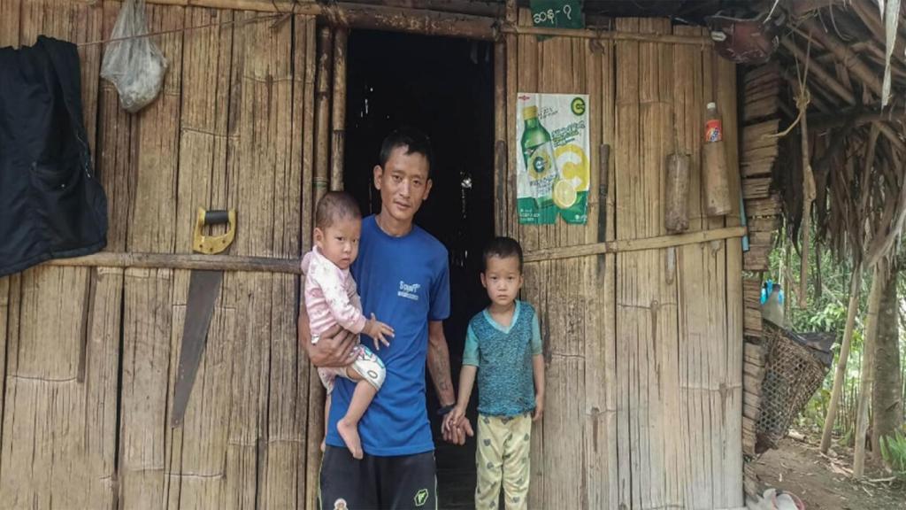 La mejora en la situación del baño de la familia Lum Zawng después del apoyo de World Vision