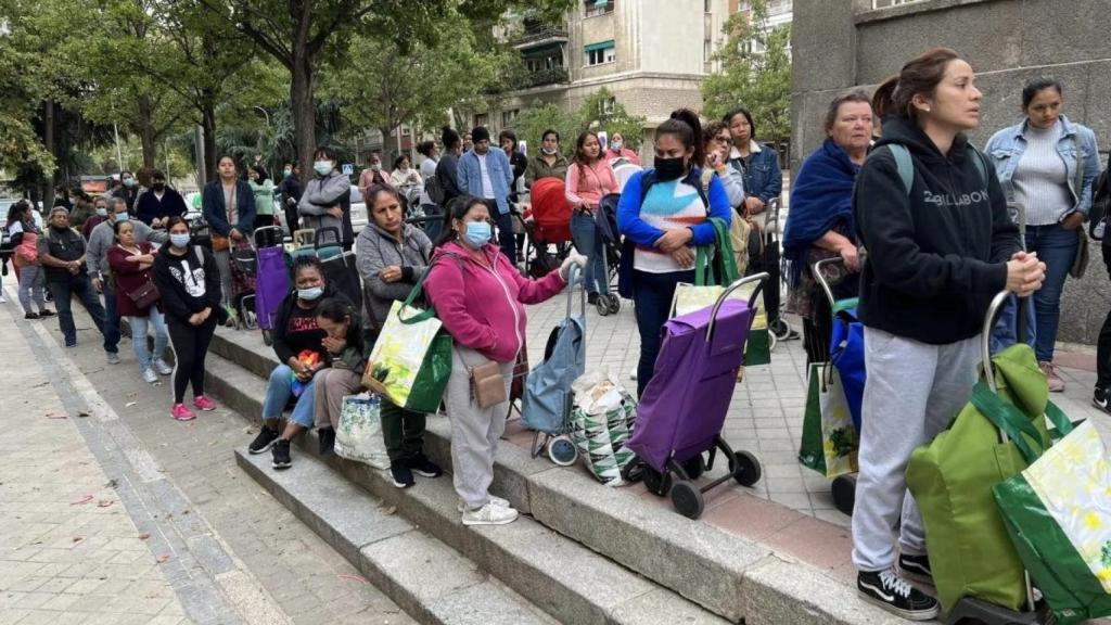 Imagen de las colas del hambre en Madrid durante la pandemia.
