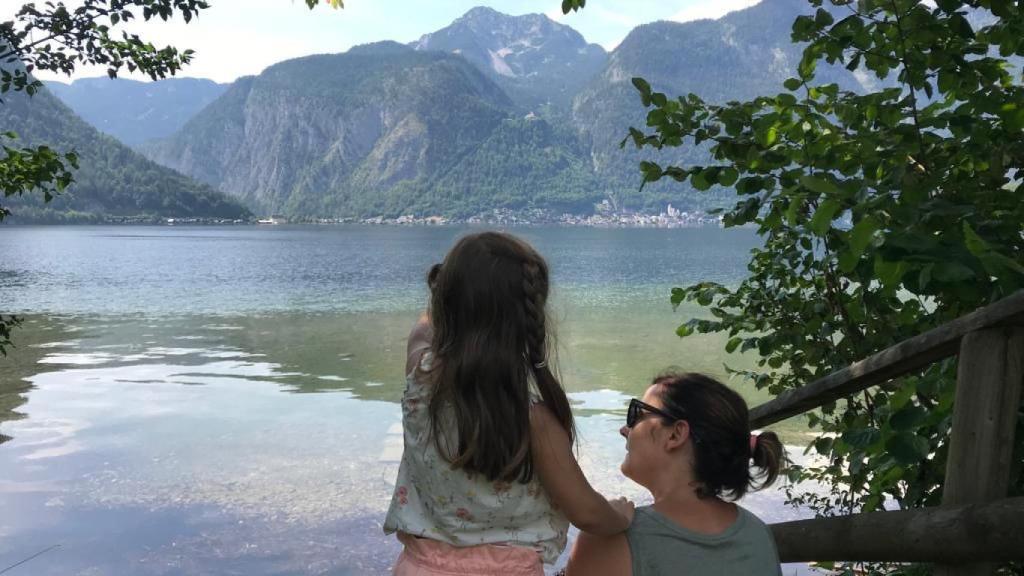 Eva, con su hija mayor. La tuvo con 41 años y dio a luz a su segundo hijo con 44.