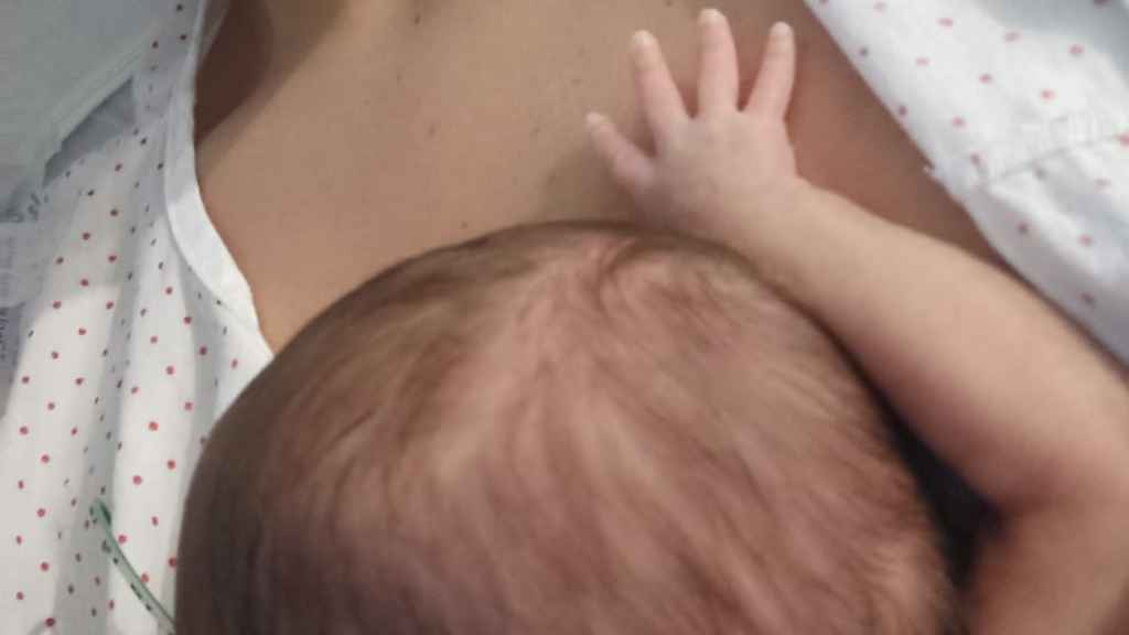 La pequeña Sofía junto a su madre, Miriam.