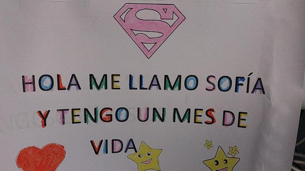 Cartel que los trabajadores de Mancha Centro pusieron a la incubadora de Sofía cuando cumplió un mes de vida.