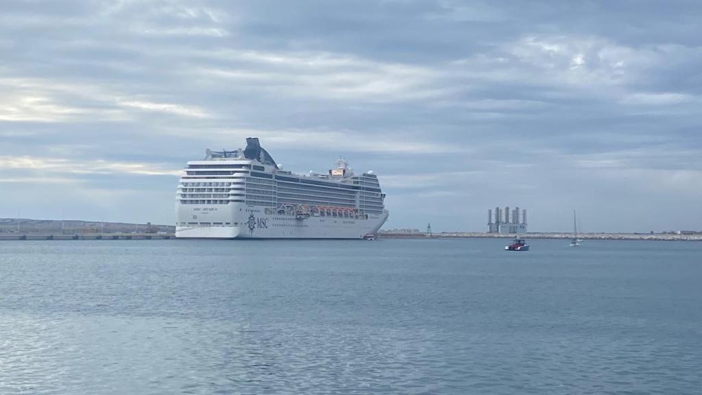 Uno de lo últimos cruceros que ha atracado en el  puerto de Alicante.