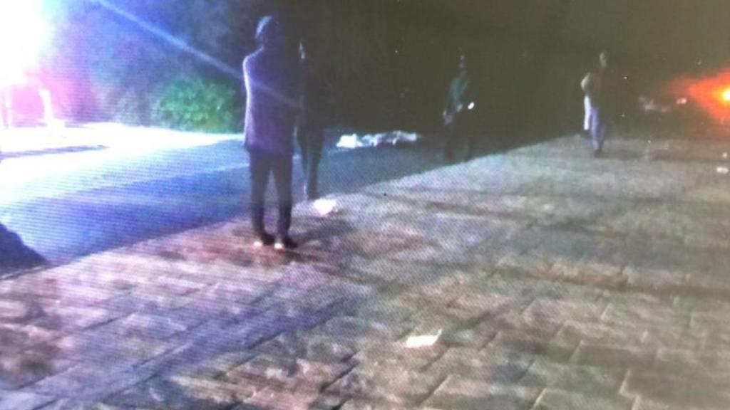 Imágenes de las proximidades del pub, donde se ve al fondo el cuerpo cubierto de la víctima.