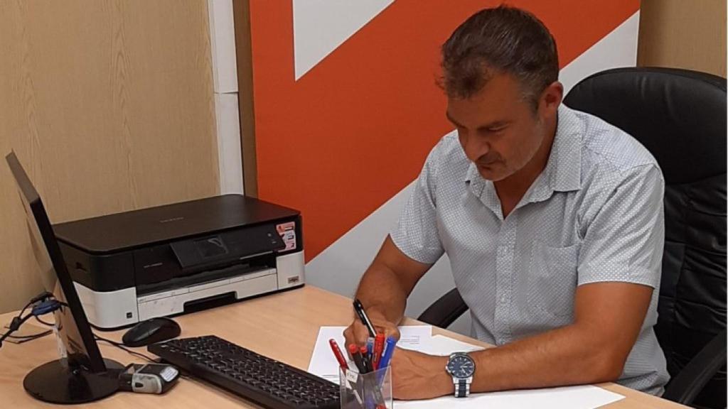 El exteniente de alcalde en su despacho