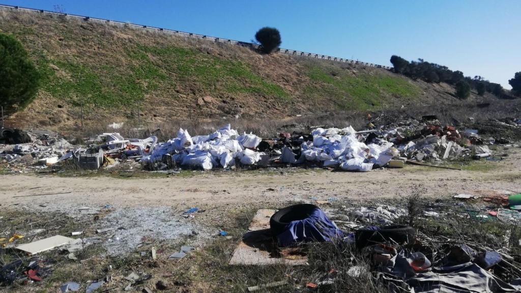 Izquierda Unida-Podemos reitera la denuncia de un vertedero incontrolado en  Laguna de Duero