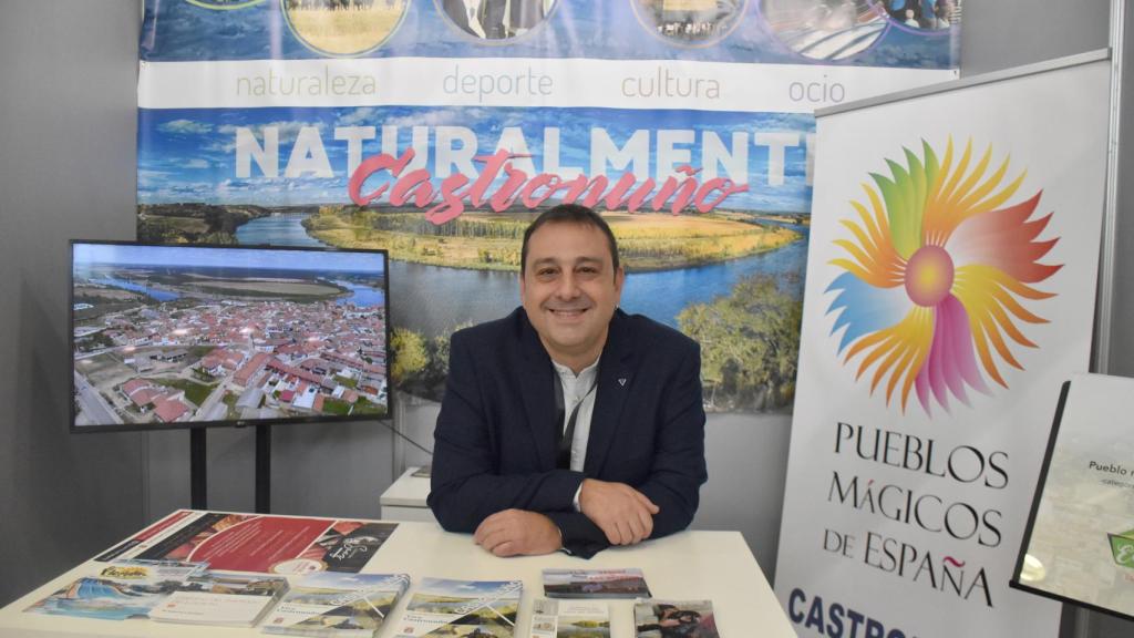 Enrique Seoane, alcalde de Castronuño, en su stand en Intur