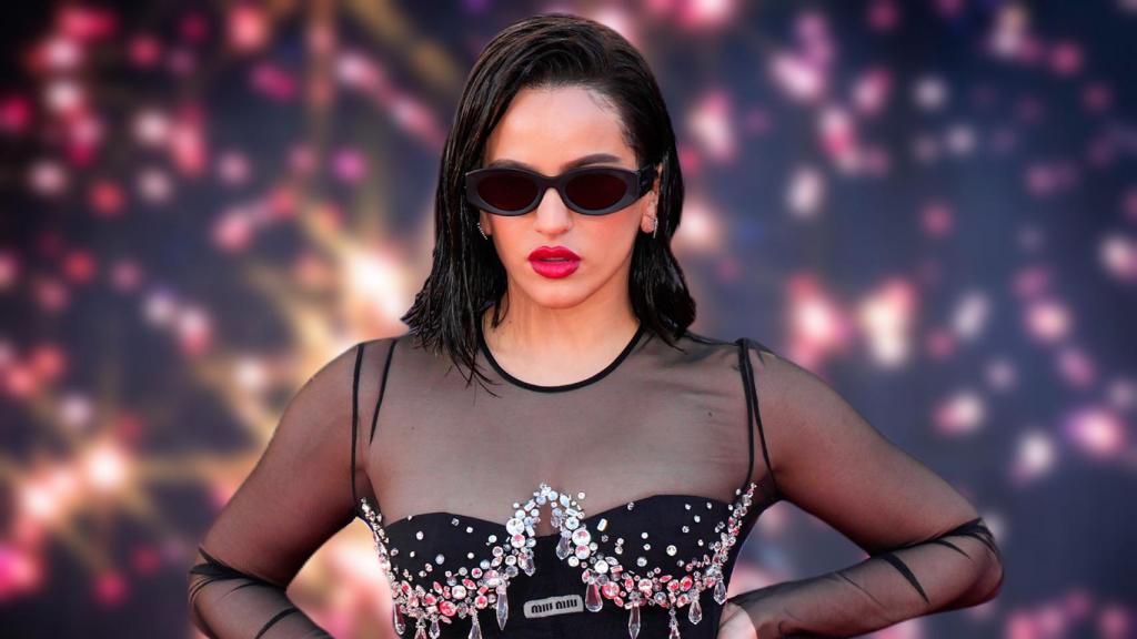 Rosalía en la alfombra roja de los Grammy Latinos 2022.