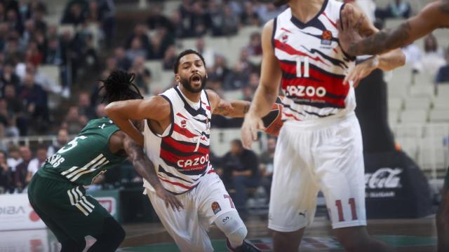 Henry, de Baskonia, recibe una falta.