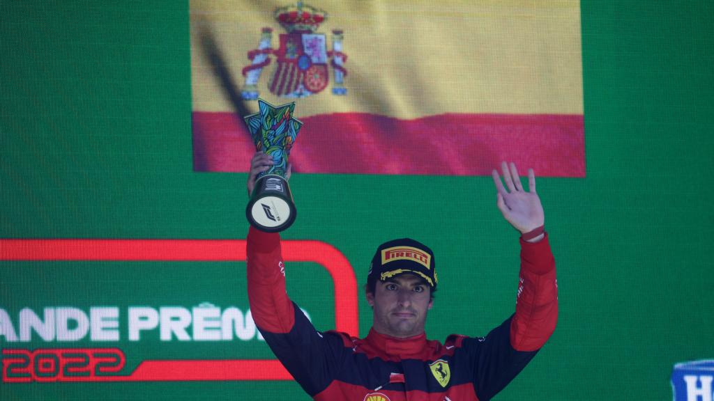 Sainz celebra su tercer puesto en Brasil.