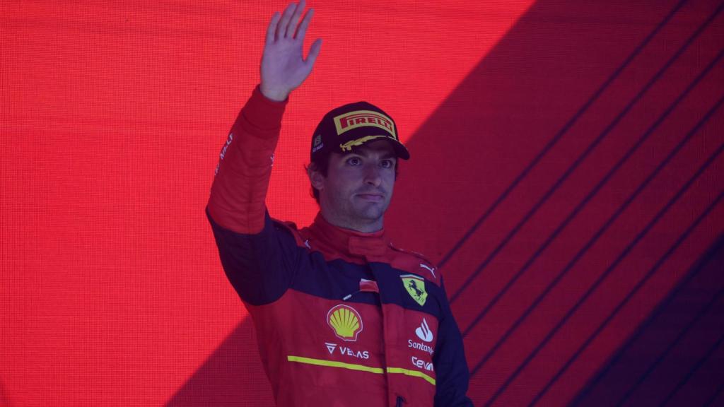 Carlos Sainz saluda al público tras su podio en Brasil.