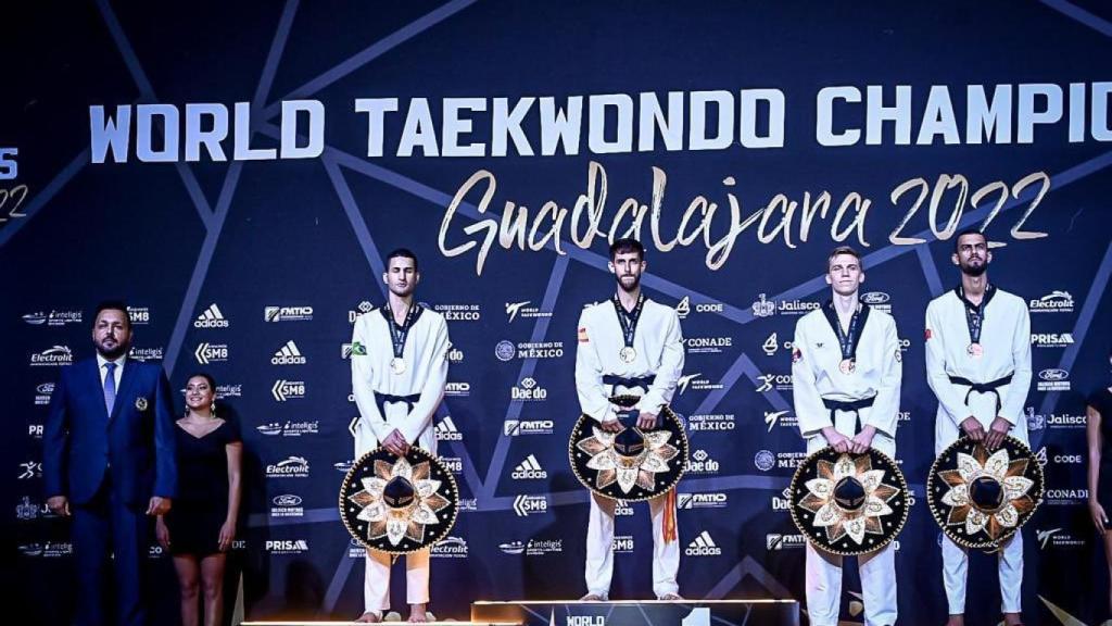 Dani Quesada, en lo alto del podio tras ganar el oro.