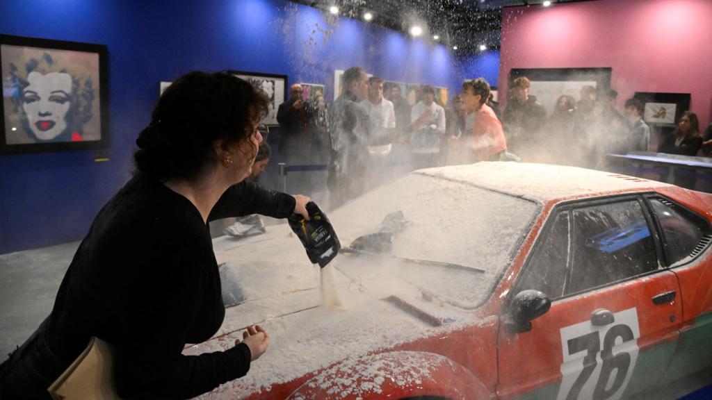Los activistas, durante el ataque a la obra de Warhol. Foto: Flavio Lo Scalzo (Reuters)