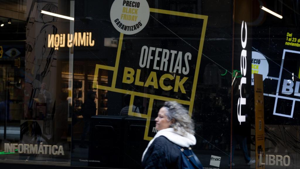 Una persona pasa por delante de una tienda que anuncia un cartel publicitario del ‘Black Friday’, a 14 de noviembre de 2022, en Madrid (España).