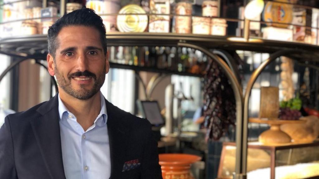 Pedro Echevarría posa en el hotel momentos después de la entrevista con este diario.