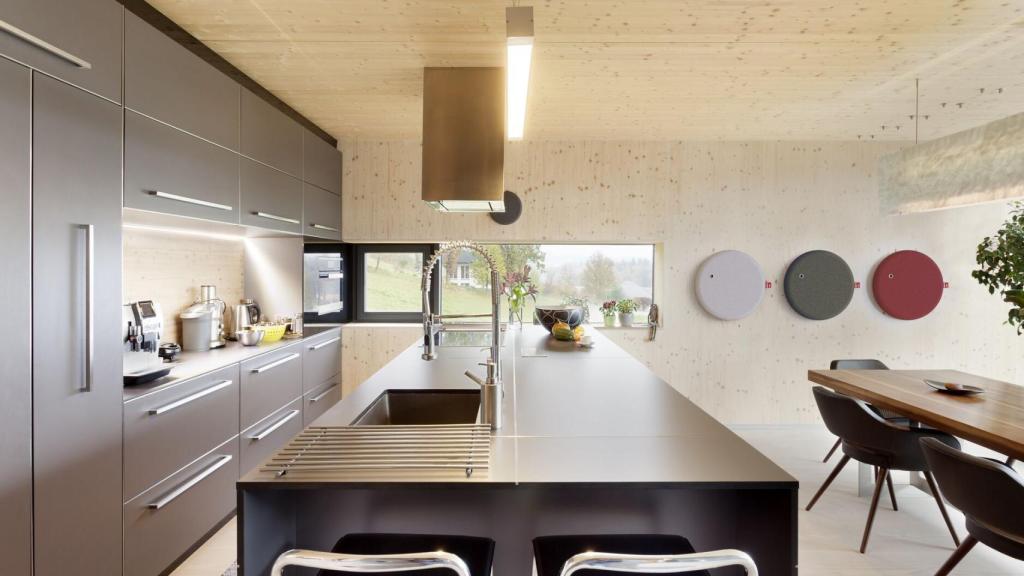 Extintores de diseño en una cocina