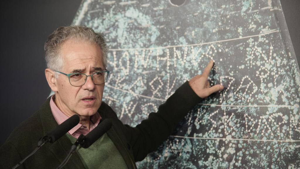 El lingüísta Joaquín Gorrochategui explica las inscripciones encontradas en la mano de Irulegui.