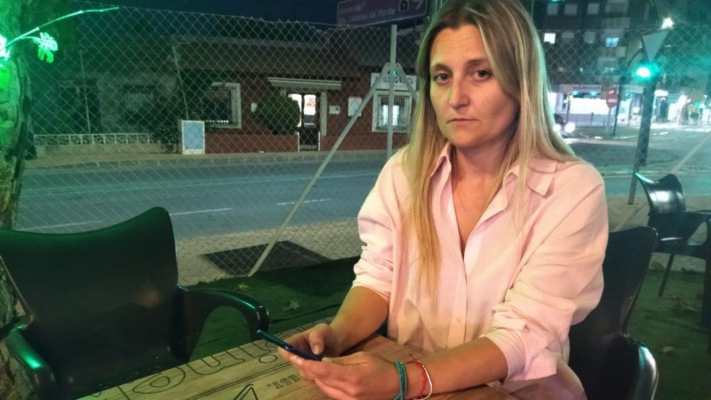 Isabel, este jueves, en un parque de la pedanía murciana de Santo Ángel, sola, repasando en su teléfono la sentencia que condenó a su expareja por violarla.
