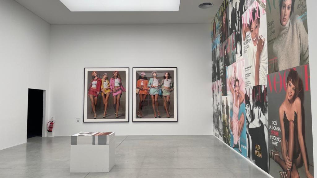 Interior de la exposición de Steven Meisel en A Coruña.