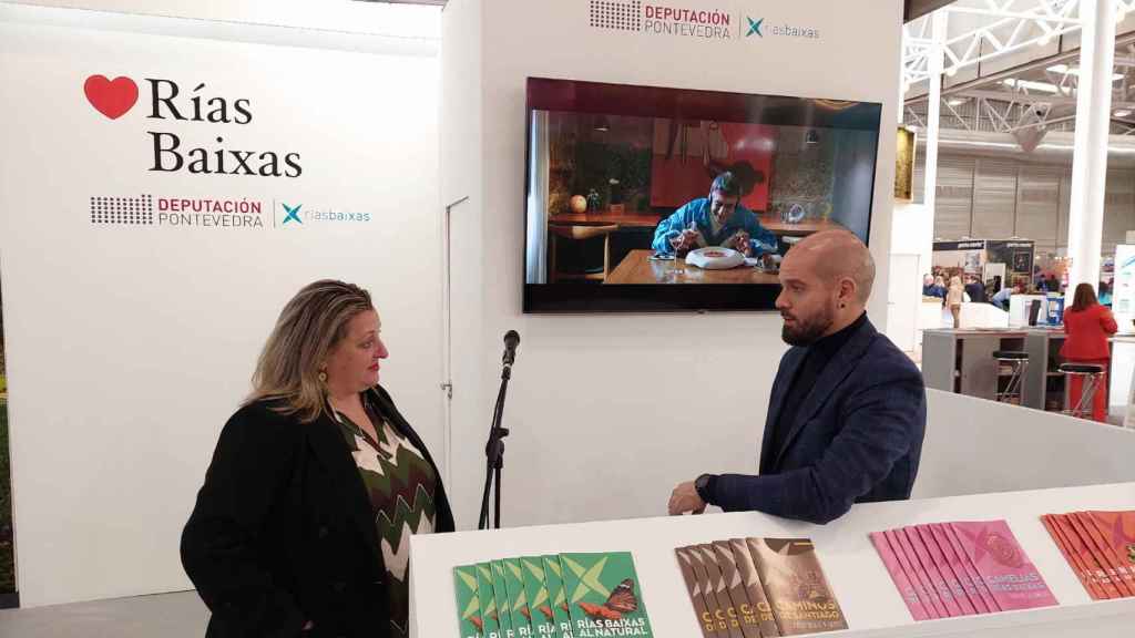 Los concejales pontevedreses Yoya Blanco e Iván Puentes en la feria de turismo Intur.