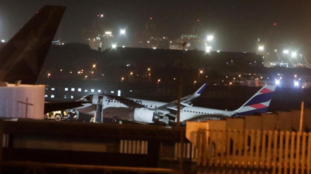 Uno de los aviones de la compañía LATAM en el aeropuerto de Lima (Perú).