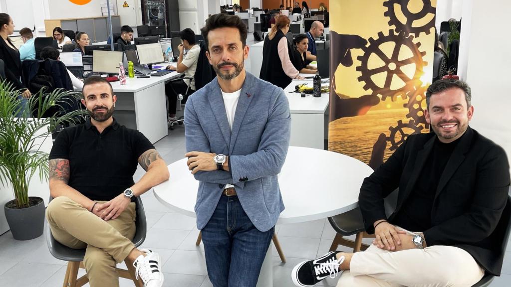 Fundadores de Nozama Solutions: (de izquierda a derecha) César García (socio), Mario Herráiz (cofundador) y Pablo Herráiz (cofundador).