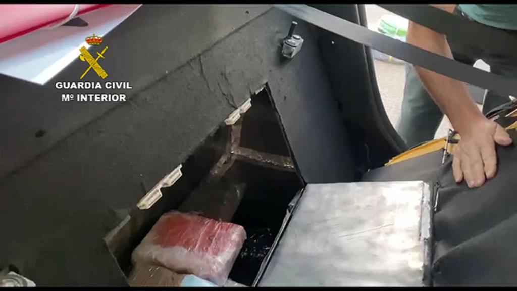 La Guardia Civil encuentra mercancía en un doble fondo del interior de uno de los vehículos.