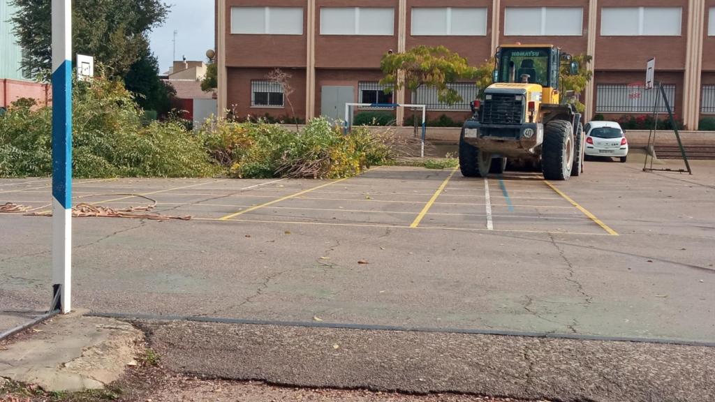 Maquinaria trabajando en el CEIP Lucero.