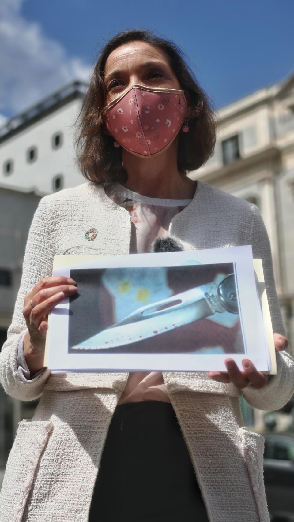 Reyes Maroto muestra una foto de la navaja recibida en su ministerio, el 26 de abril de 2021.