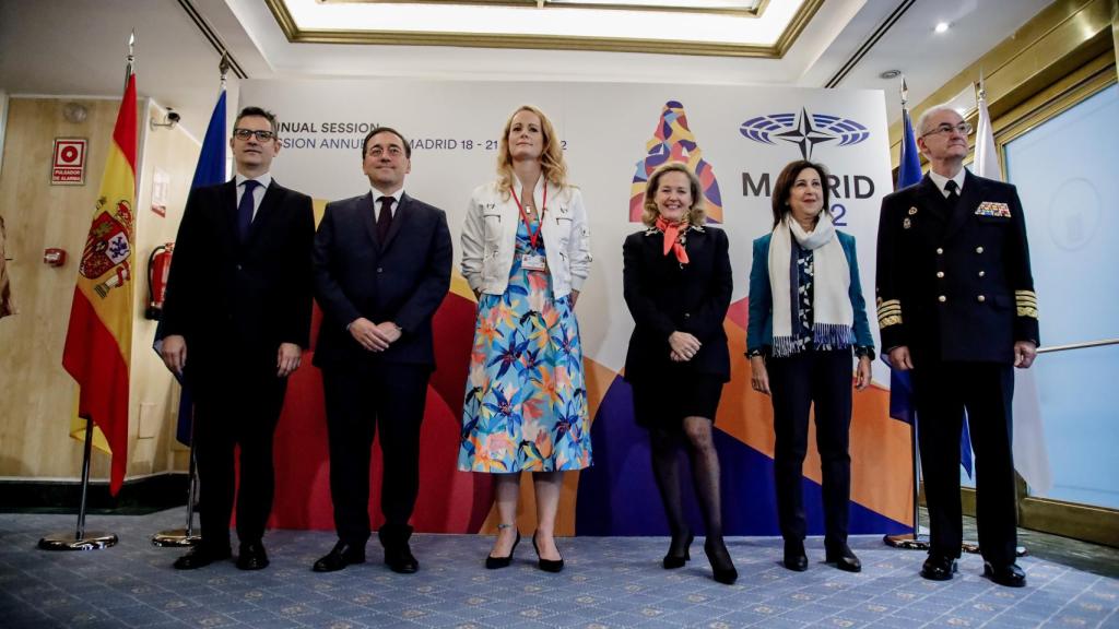 El ministro de la Presidencia, Félix Bolaños; el ministro de Exteriores, José Manuel Albares; la diputada del PSOE Zaida Cantera; la ministra de Economía, Nadia Calviño; la ministra de Defensa, Margarita Robles y el jefe del Estado Mayor de la Defensa, Teodoro López Calderón, posan antes de la 68º sesión anual de la Asamblea Parlamentaria de la OTAN en el Hotel Meliá Castilla de Madrid..